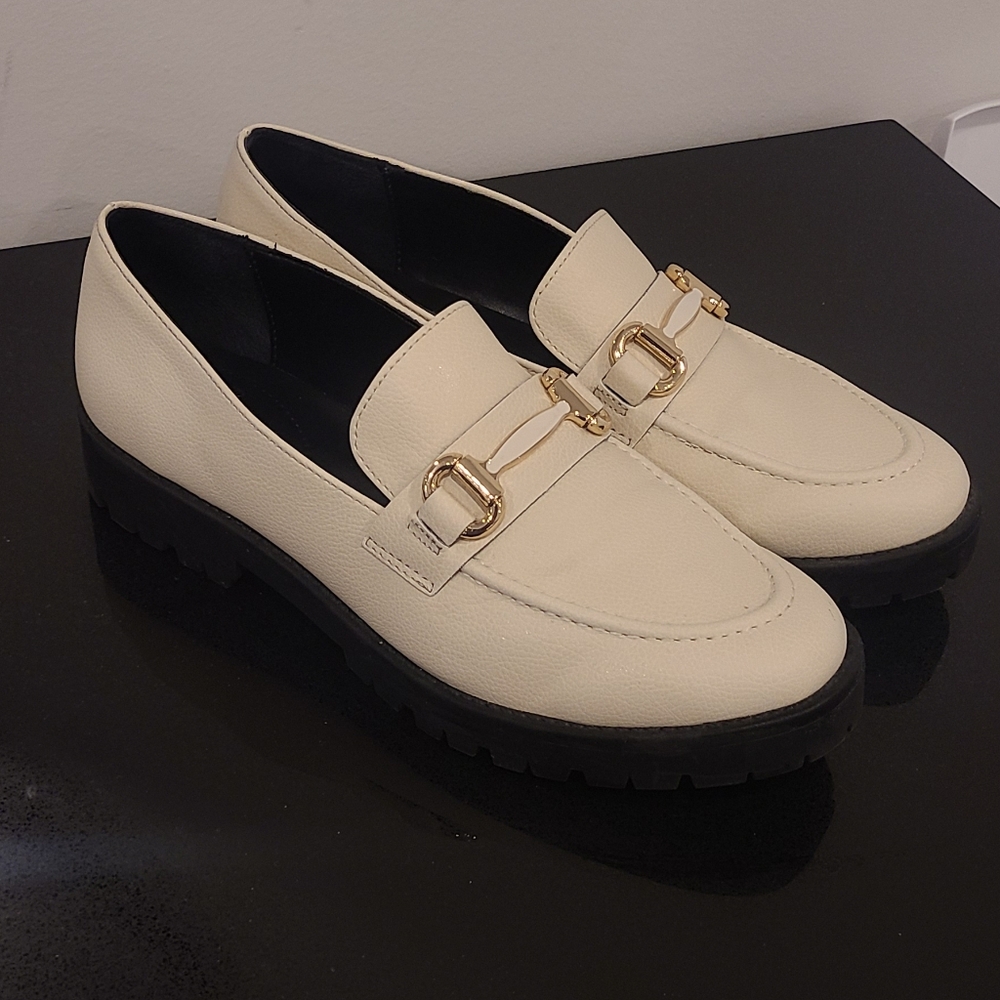 Bandolino Cream And Black Loafers